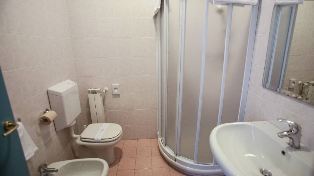 hotel-ariston-imperia-old bathrooms-2