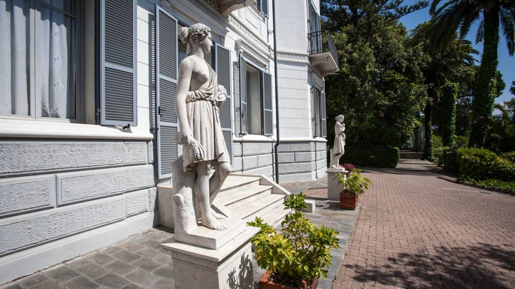 Residence-Villa-Marina-Imperia-Eingang-Haupt-Statue