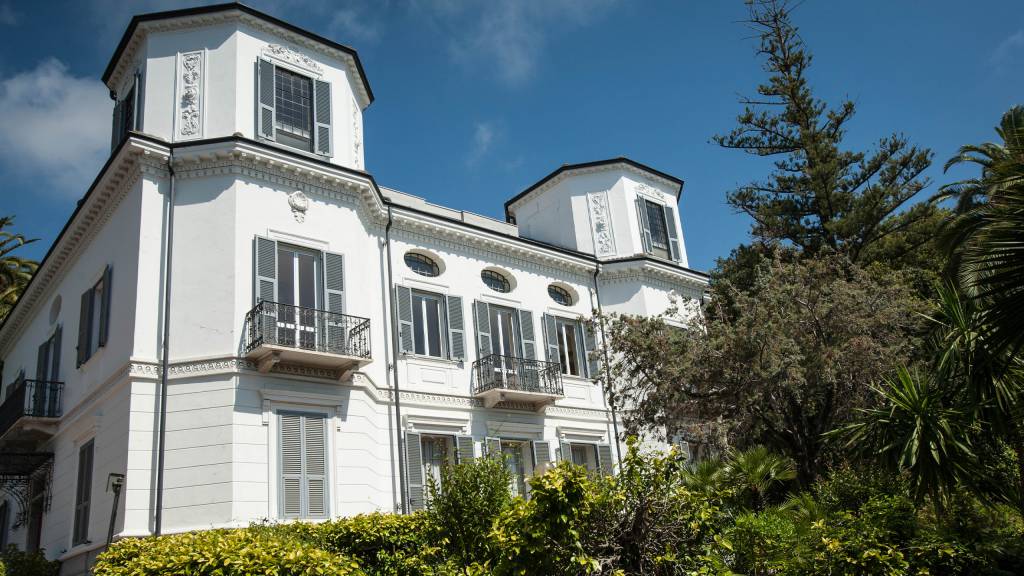 Residence-Villa-Marina-Imperia-Side-View-Balconies