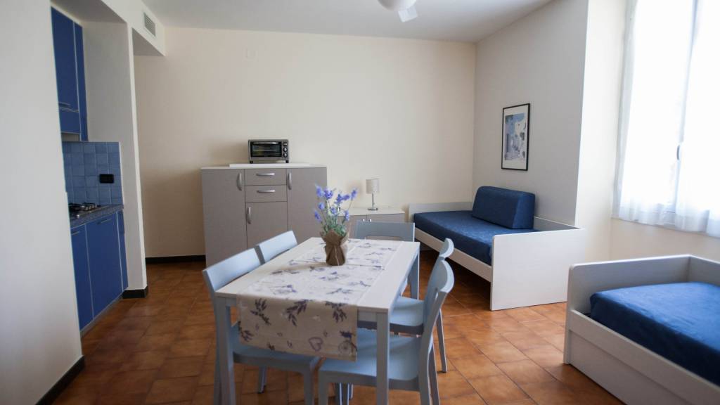 Residence-Villa-Marina-Imperia-Wohnzimmer-Sofa-Tisch