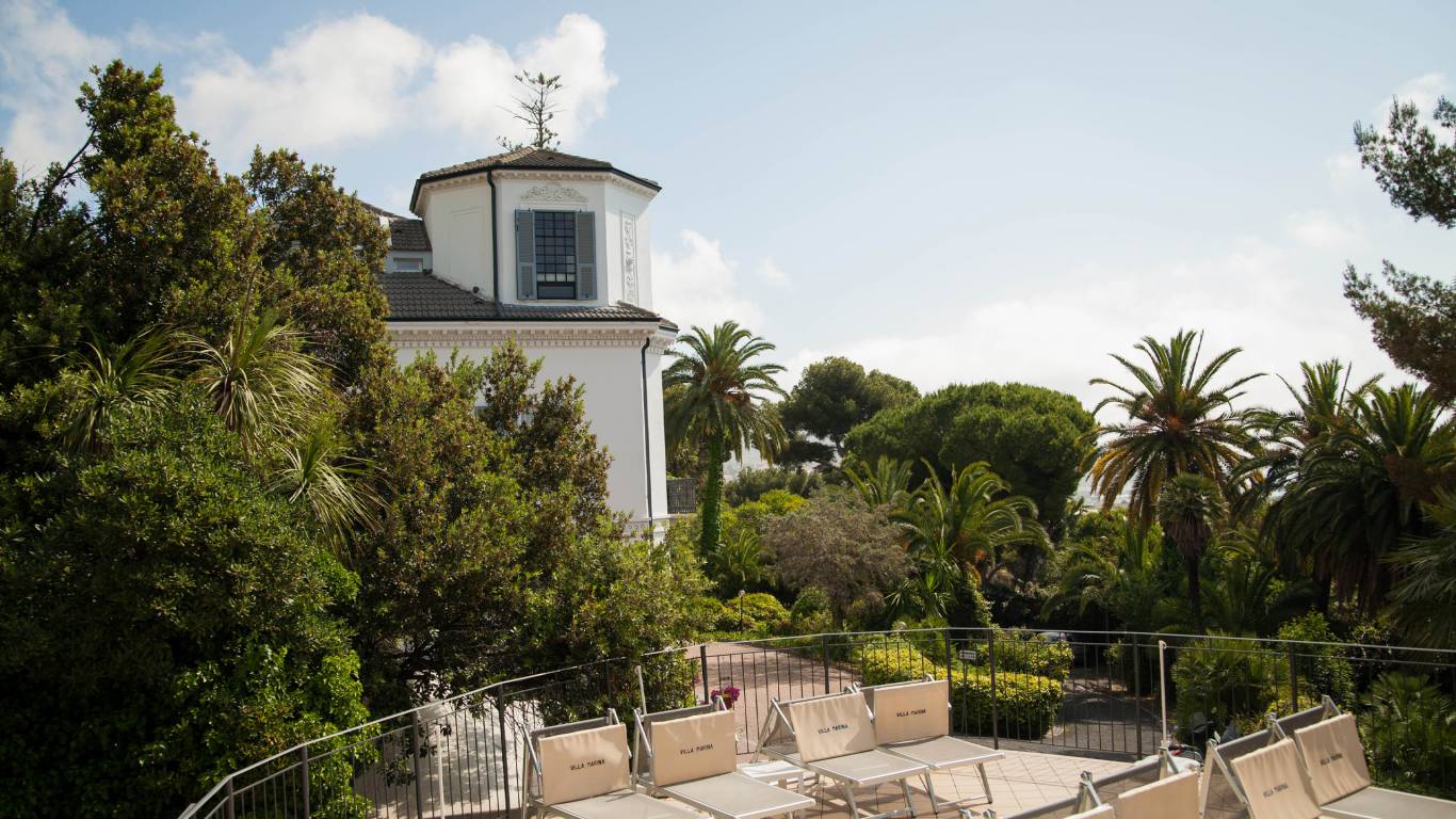 Residence-Villa-Marina-Imperia-Sonnenliegen-Gebäude-Bäume