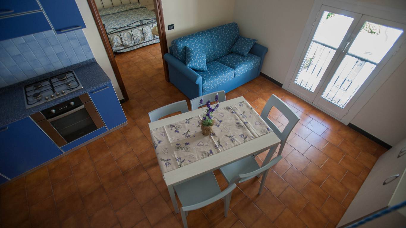 Residence-Villa-Marina-Imperia-Wohnzimmer-Küche-Bett