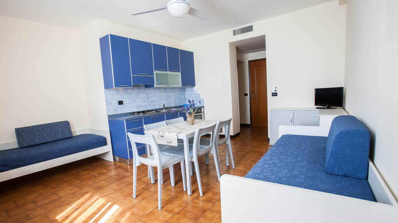 Residence-Villa-Marina-Imperia-Wohnzimmer-Küche-Tisch-Sofa