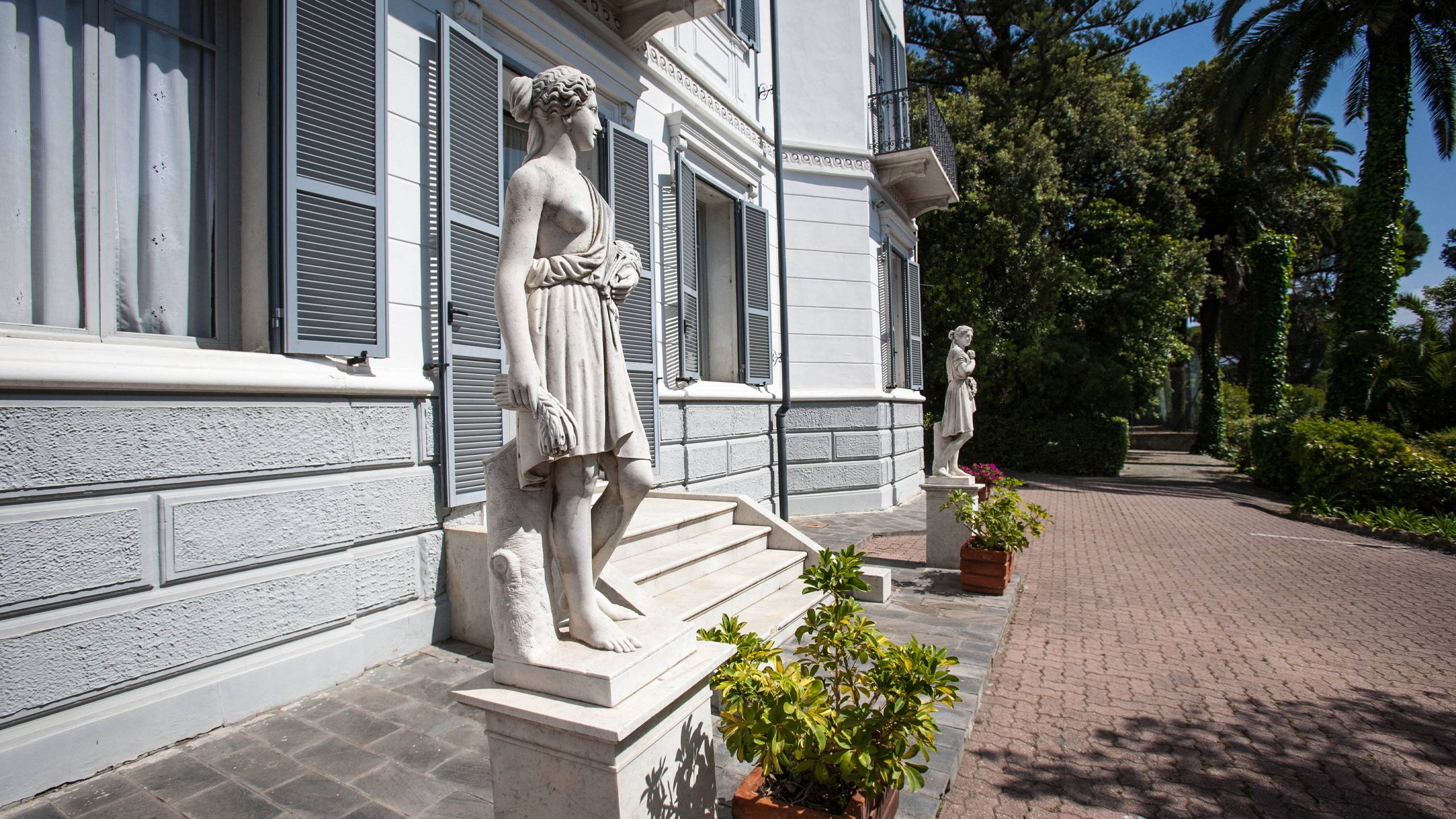 Residence-Villa-Marina-Imperia-Entrée-Principale-Statue