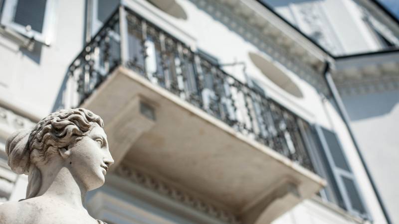 Residence-Villa-Marina-Imperia-Faccia-Statua-Balcone